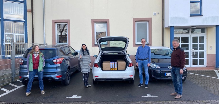 Das Foto zeigt das Gruppenfoto vor dem Rathaus anlässlich der Einleitung des Planfeststellungsverfahrens zu Bachbahnradweg
