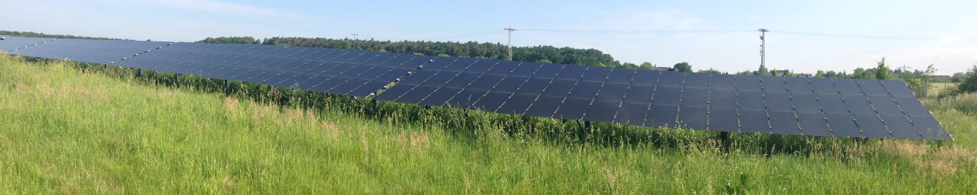 Freiflächen-Fotovoltaikanlage Das Foto zeigt eine PV Anlage