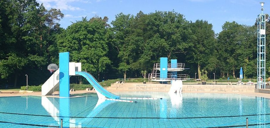 Dieses Bild zeigt einen Blick auf das Schwimmbecken im Waldfreibad Rodenbach